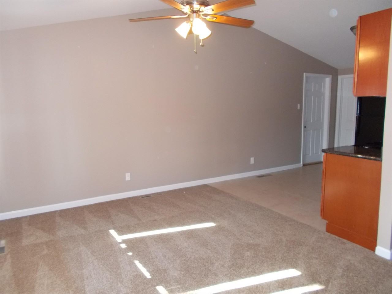660 Windsor Ave #1 - Photo 4 of 8
