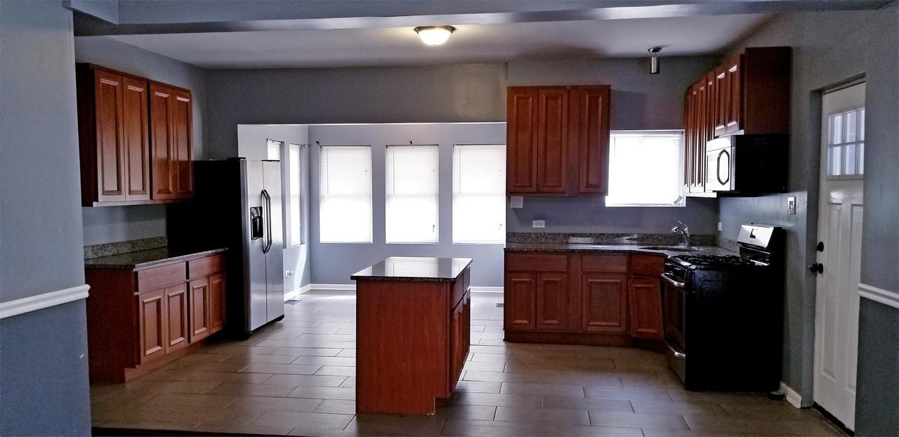 7432 S Oglesby Ave #1 - Photo 3 of 12