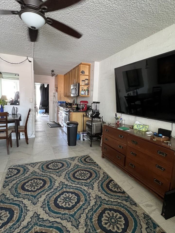 425 Ena Rd - Photo 3 of 10