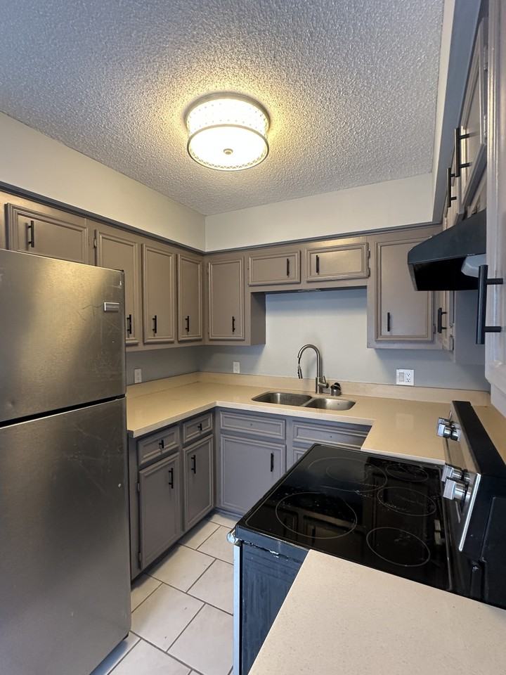 900 W Caffery Ave #4 - Photo 4 of 7