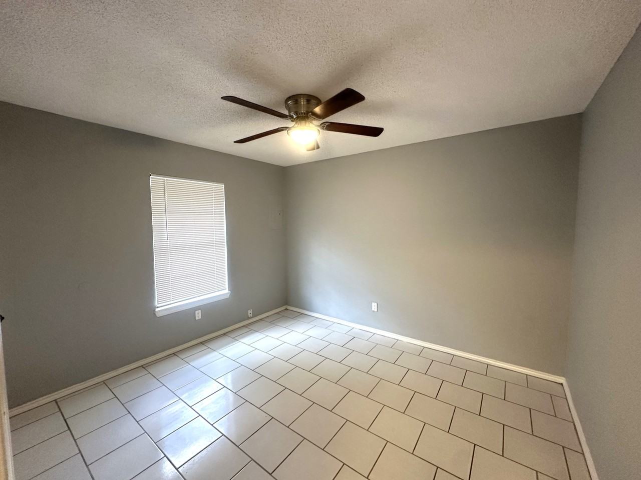 900 W Caffery Ave #4 - Photo 7 of 7