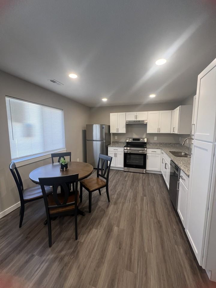 444 E Wood St #1 - Photo 5 of 10