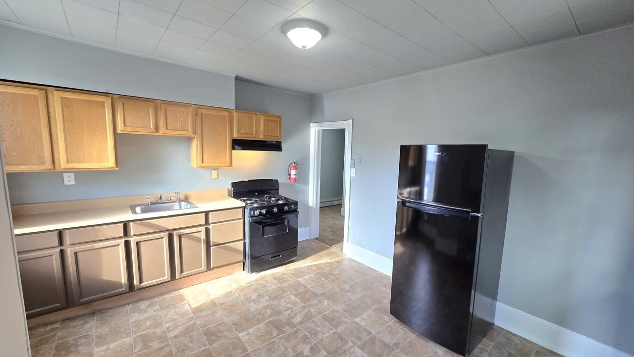 52 East Hancock Street #B - Photo 3 of 6