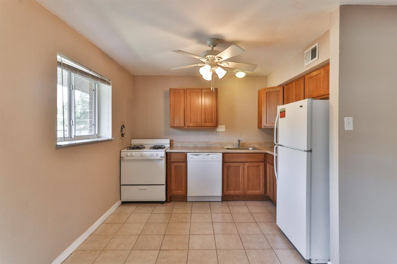 471 S Holmes Ave #C - Photo 3 of 13