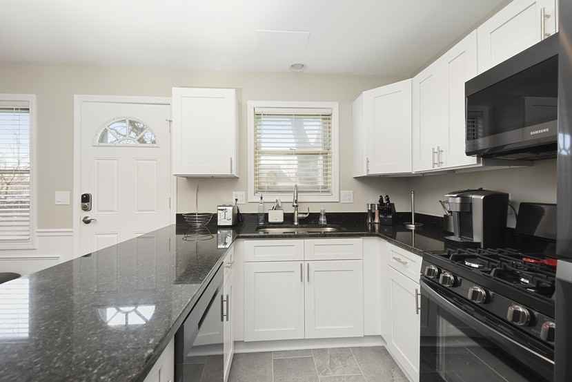 1372 Dewey St #1372 - Photo 5 of 44