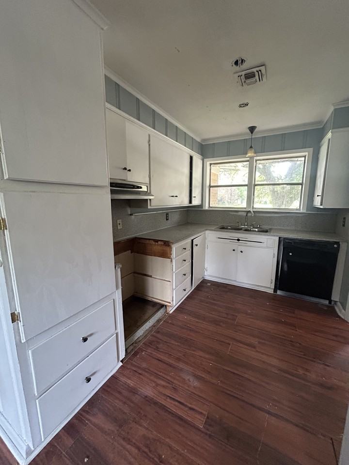 1203 Caroline Dr - Photo 5 of 14