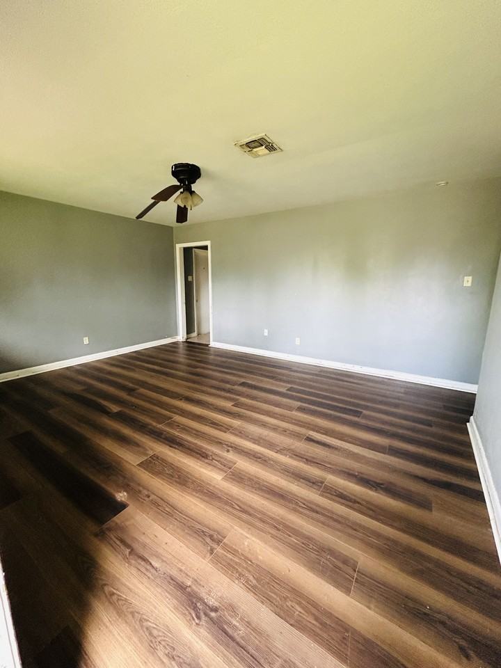 1905 Lee St - Photo 2 of 12