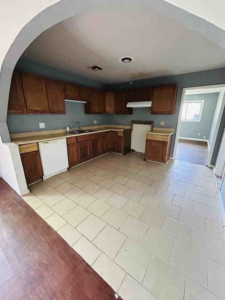 1905 Lee St - Photo 4 of 12