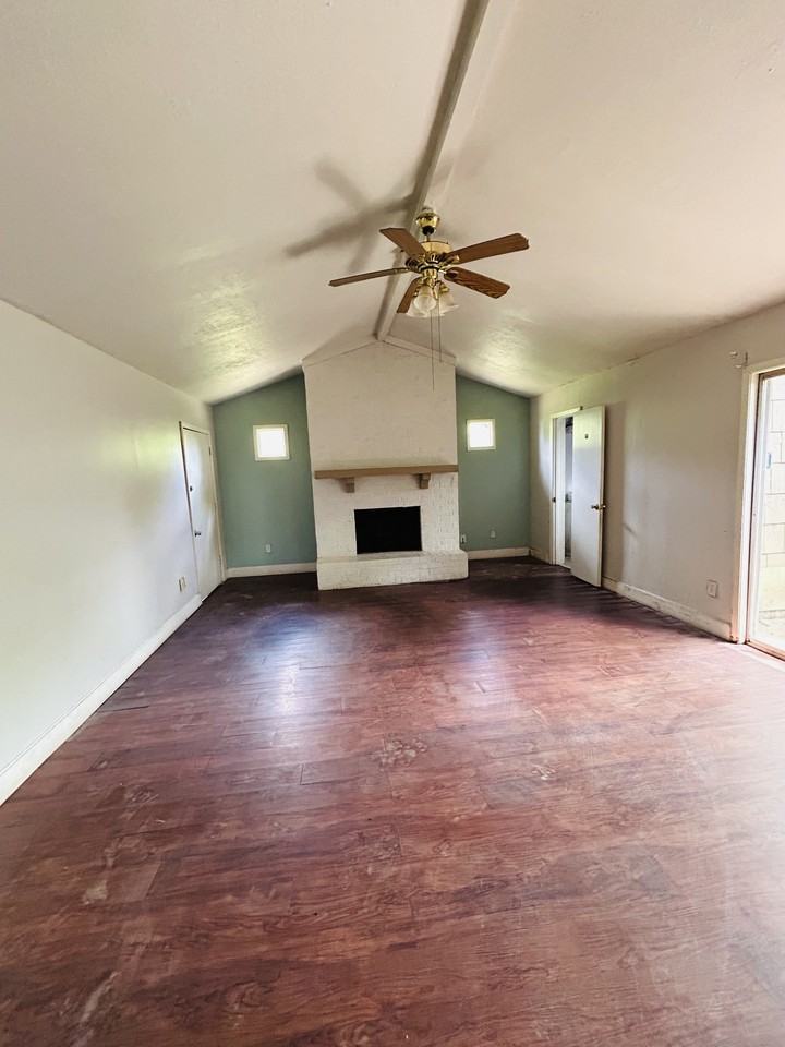 1905 Lee St - Photo 6 of 12