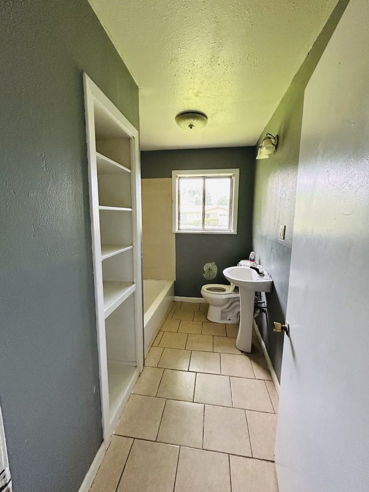 1905 Lee St - Photo 7 of 12