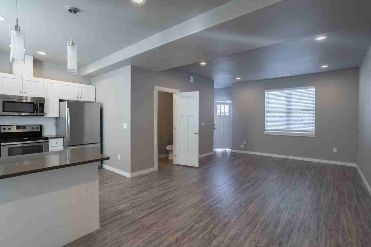 924 South Division - Premium with Garage - Photo 3 of 9