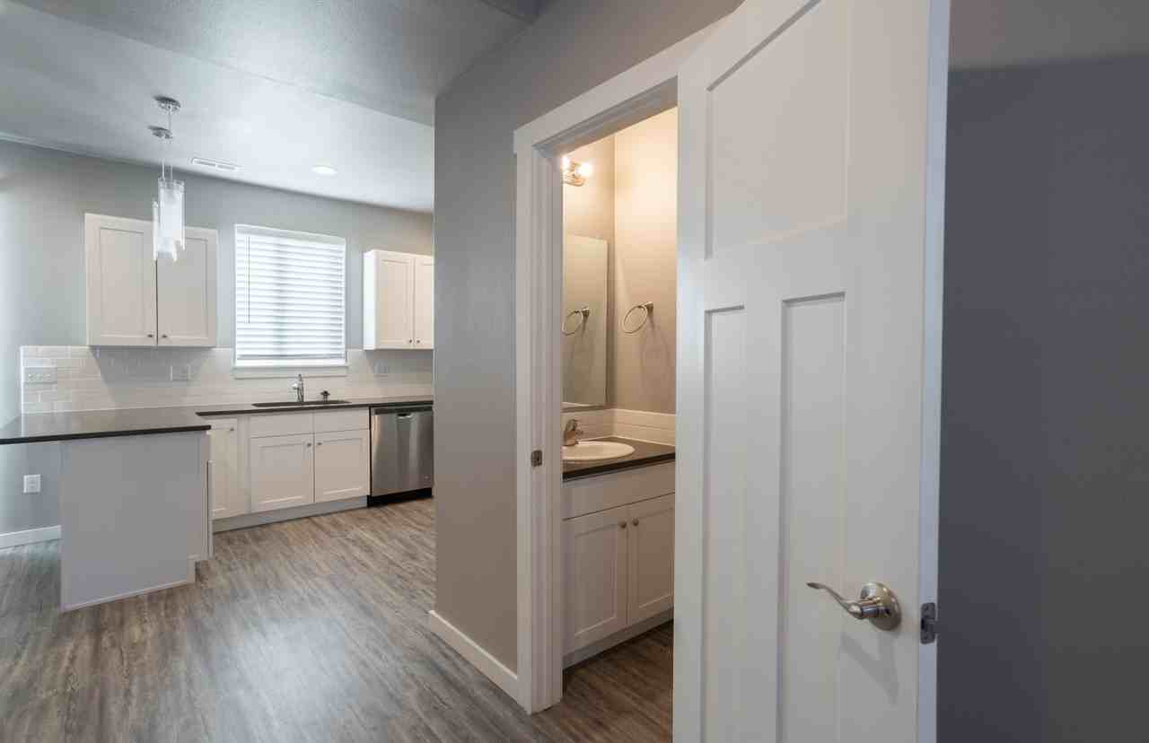 924 South Division - Premium with Garage - Photo 4 of 9