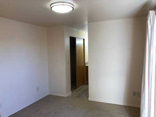 2008 Northeast Patterson Circle - Photo 7 of 20