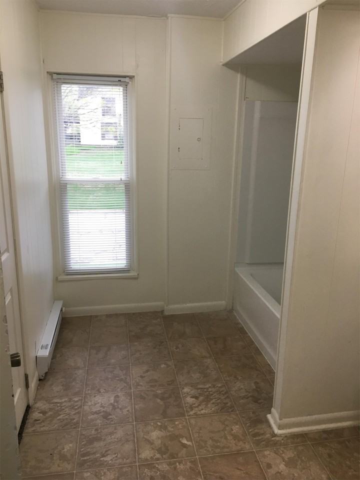 832 832 1/2 Rush Avenue, Bellefontaine, OH, United States - Photo 4 of 11