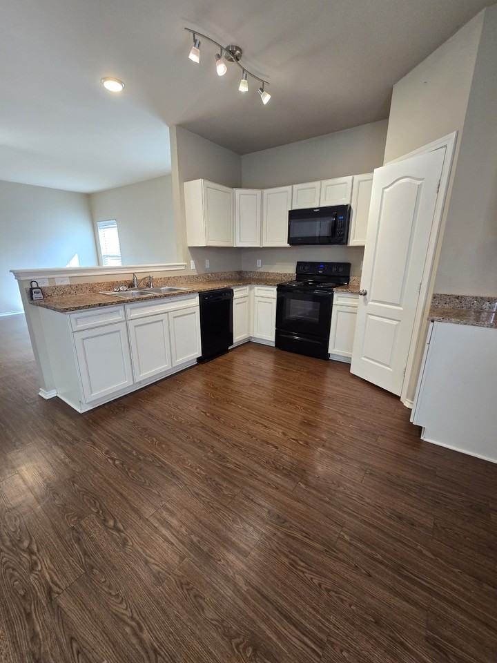 457 Ambrose Ave #1 - Photo 4 of 30