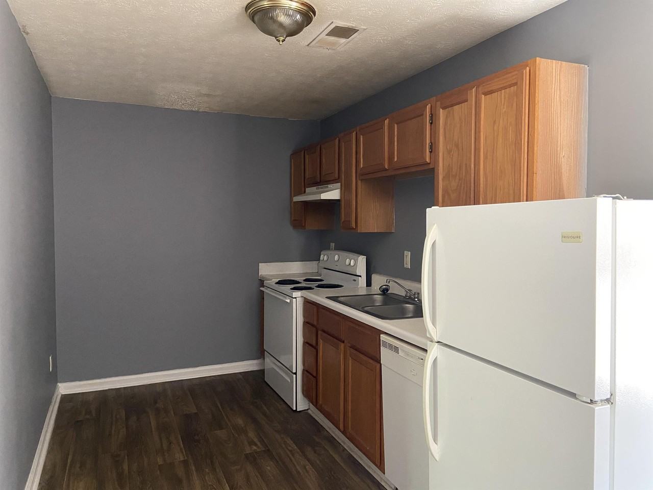 225 E Wilson St Apt 15b #1 - Photo 2 of 9