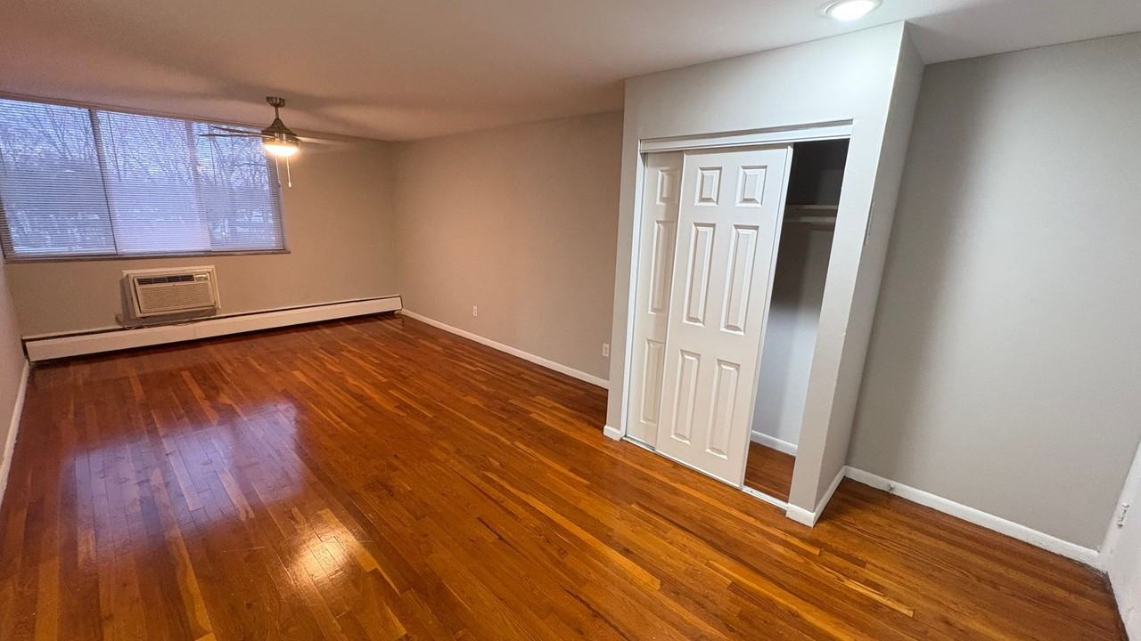 Marquette Apartments East-MASTER - Photo 2 of 25