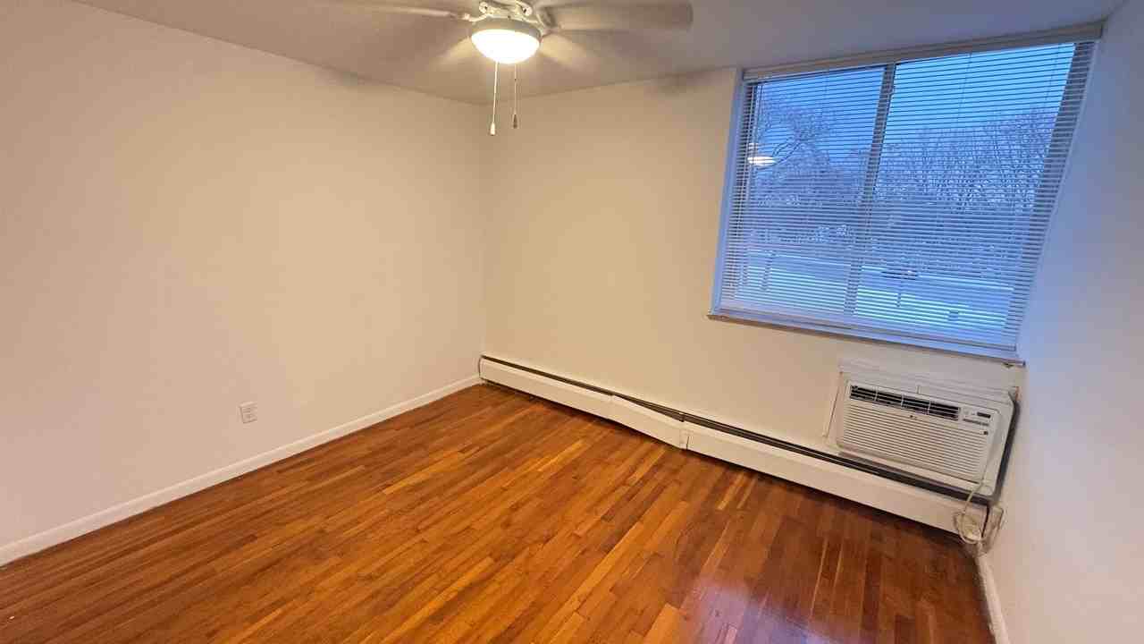 Marquette Apartments East-MASTER - Photo 5 of 25