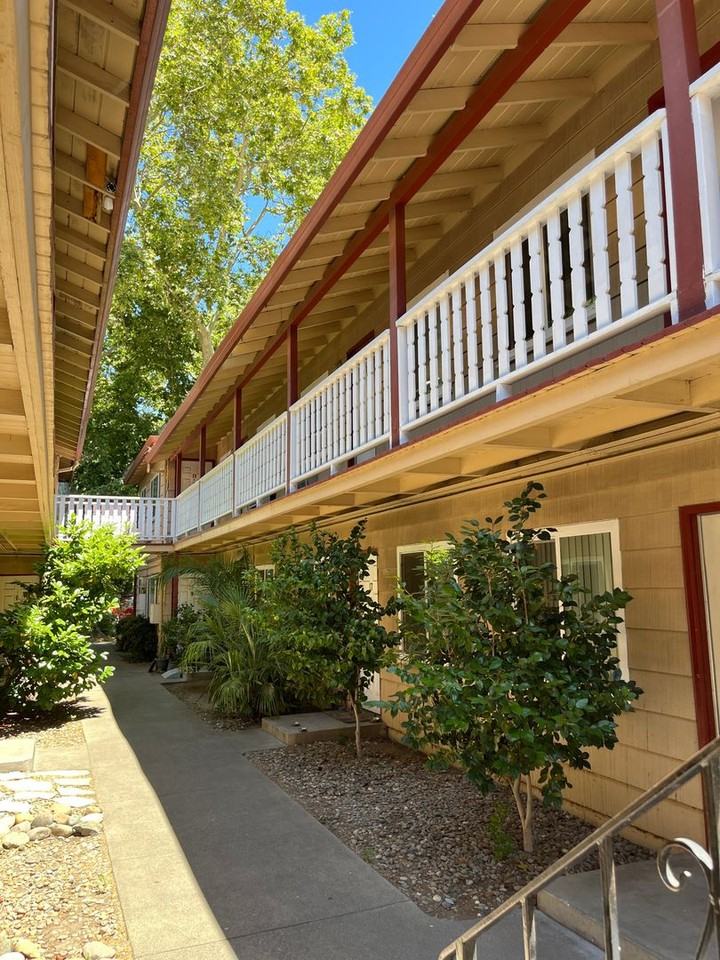 D Street Apartments - Photo 4 of 14