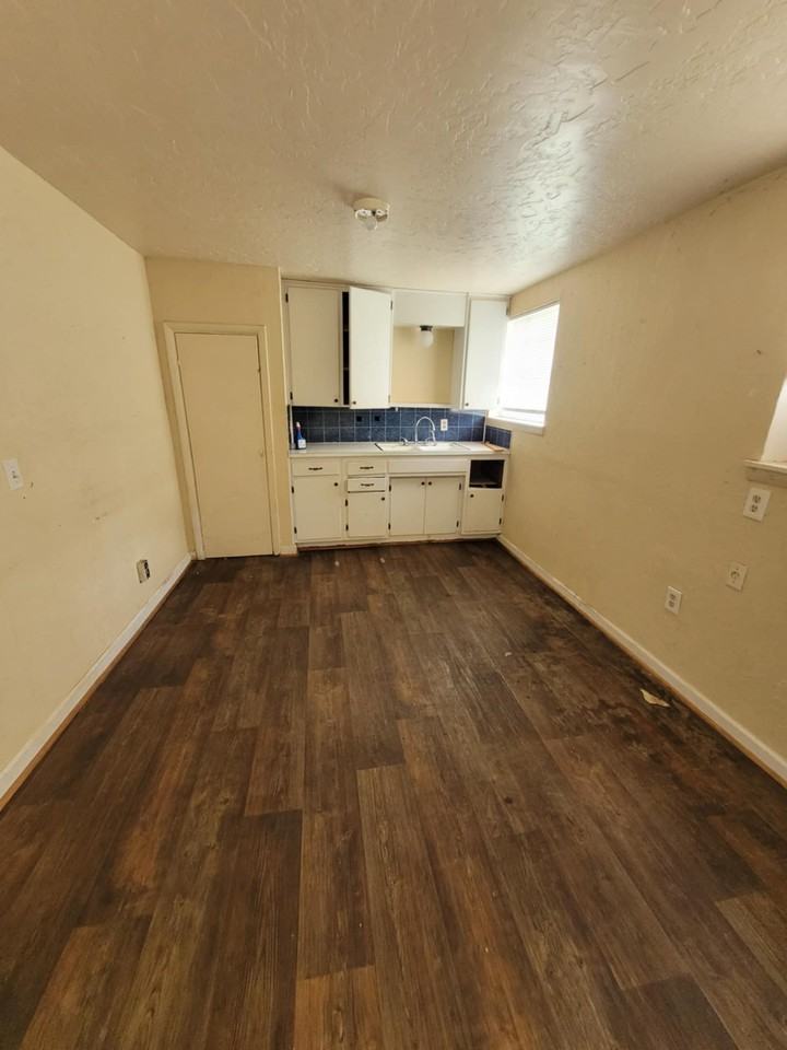 1211 W Oak Ave #1-2 - Photo 2 of 6