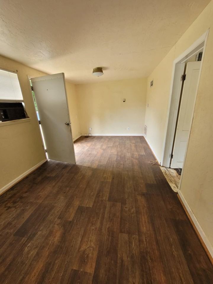 1211 W Oak Ave #1-2 - Photo 3 of 6