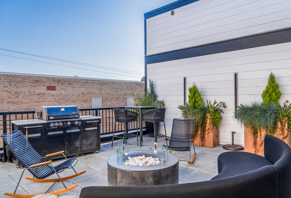 2411 Broadway St - Photo 4 of 14