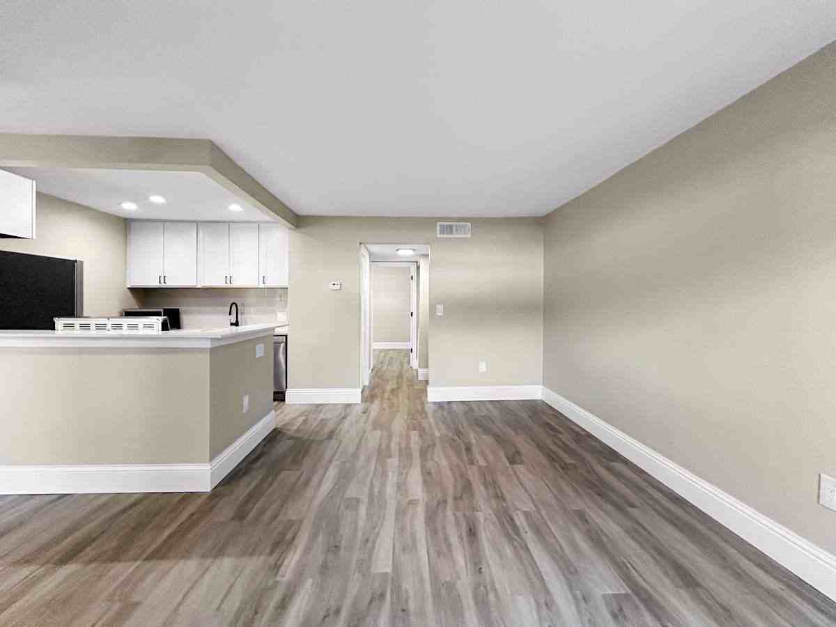 411 Danube Ave - Photo 4 of 50