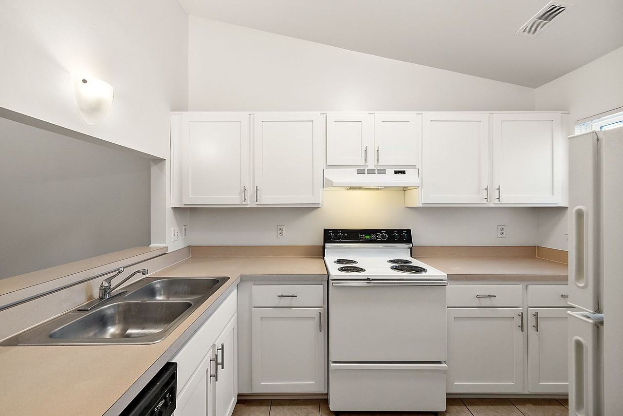 Whispering Lakes Apts - Photo 4 of 50