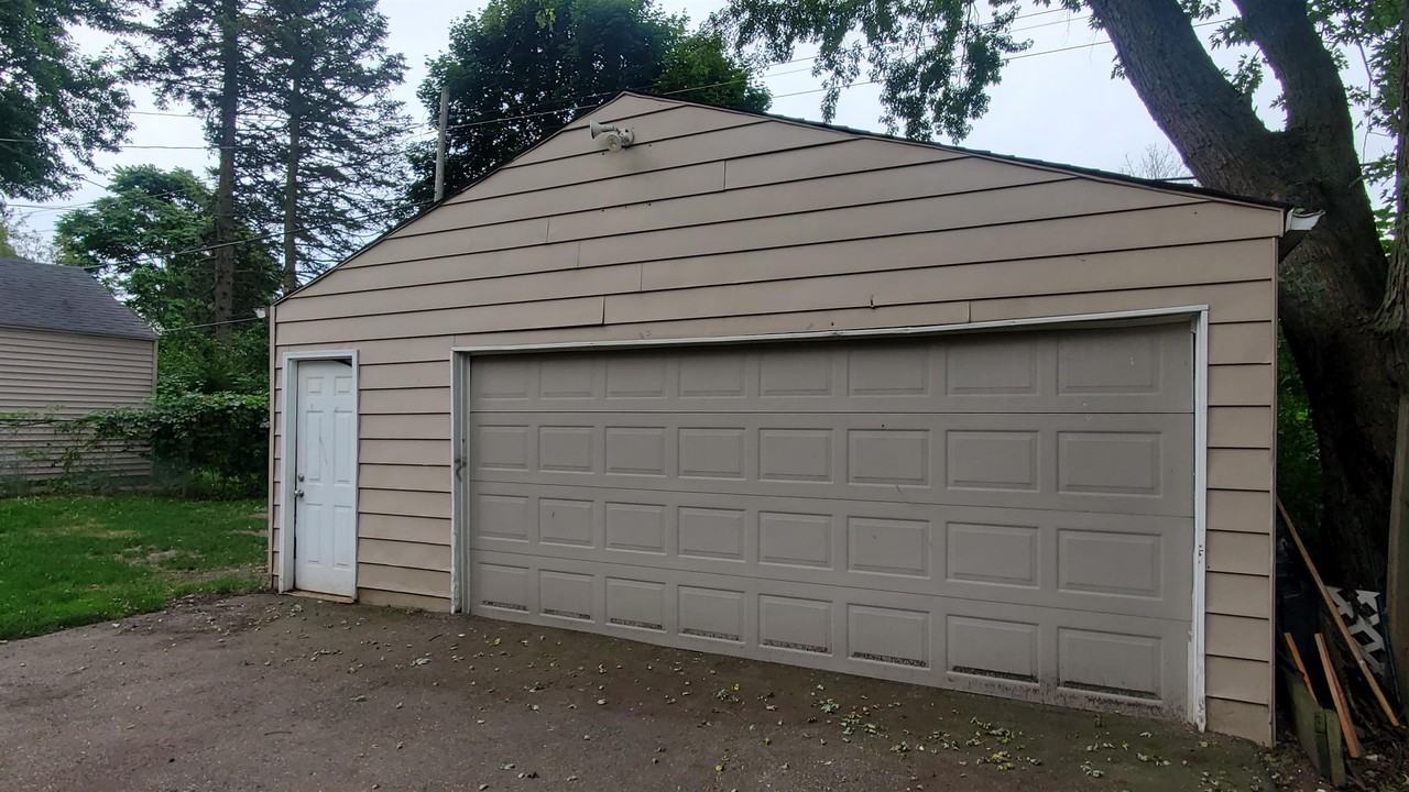 520 Burroughs Ave #1 - Photo 4 of 40