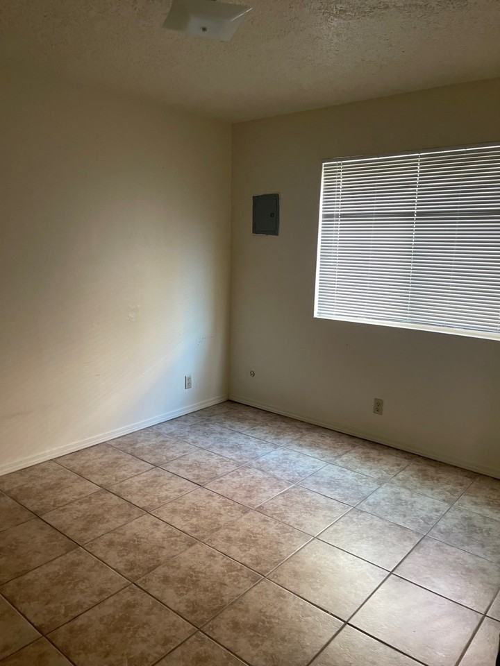 13401 Fruit Ave Ne #B - Photo 6 of 8