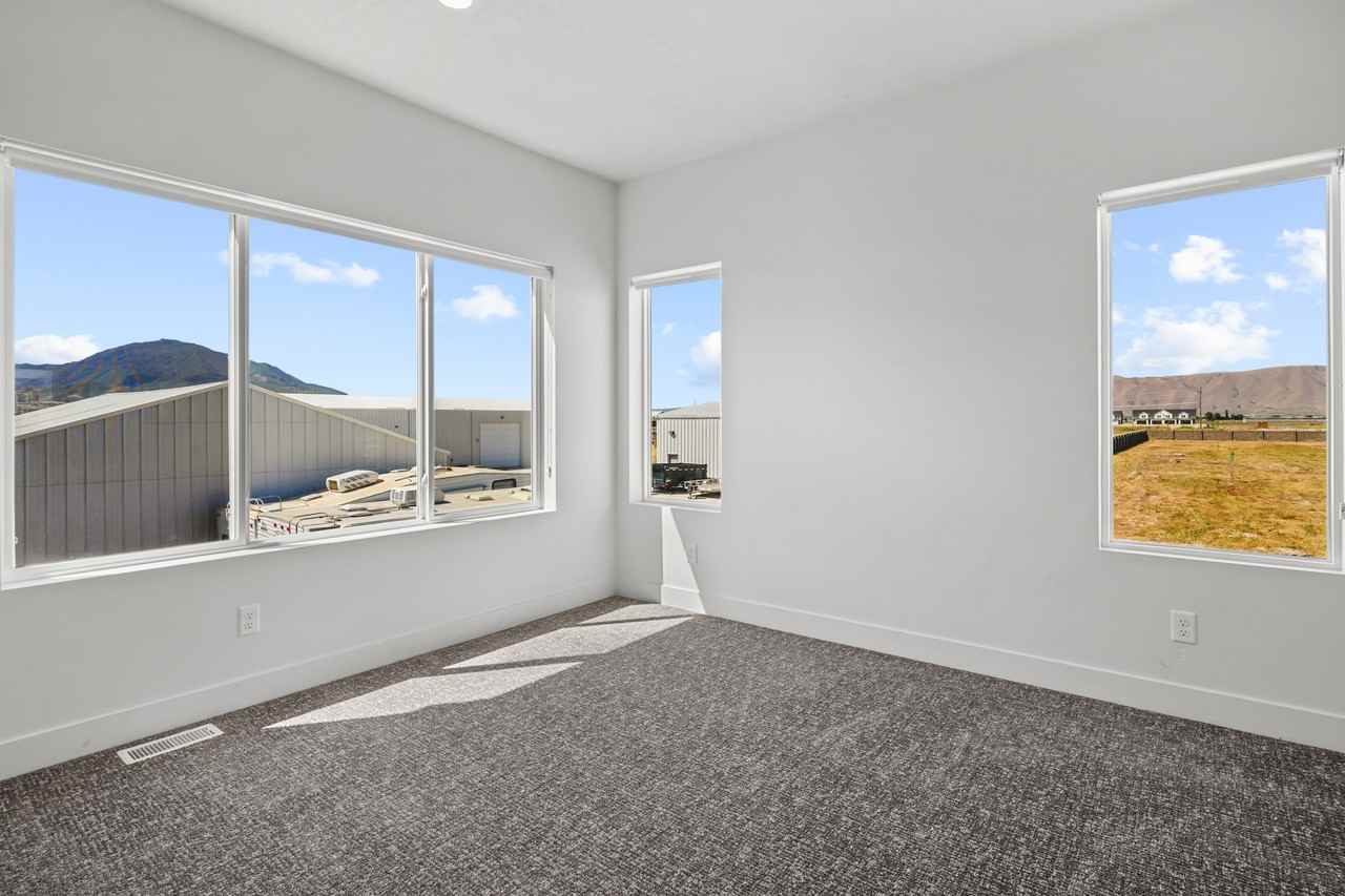 521 W 1760 N #25 - Photo 5 of 35