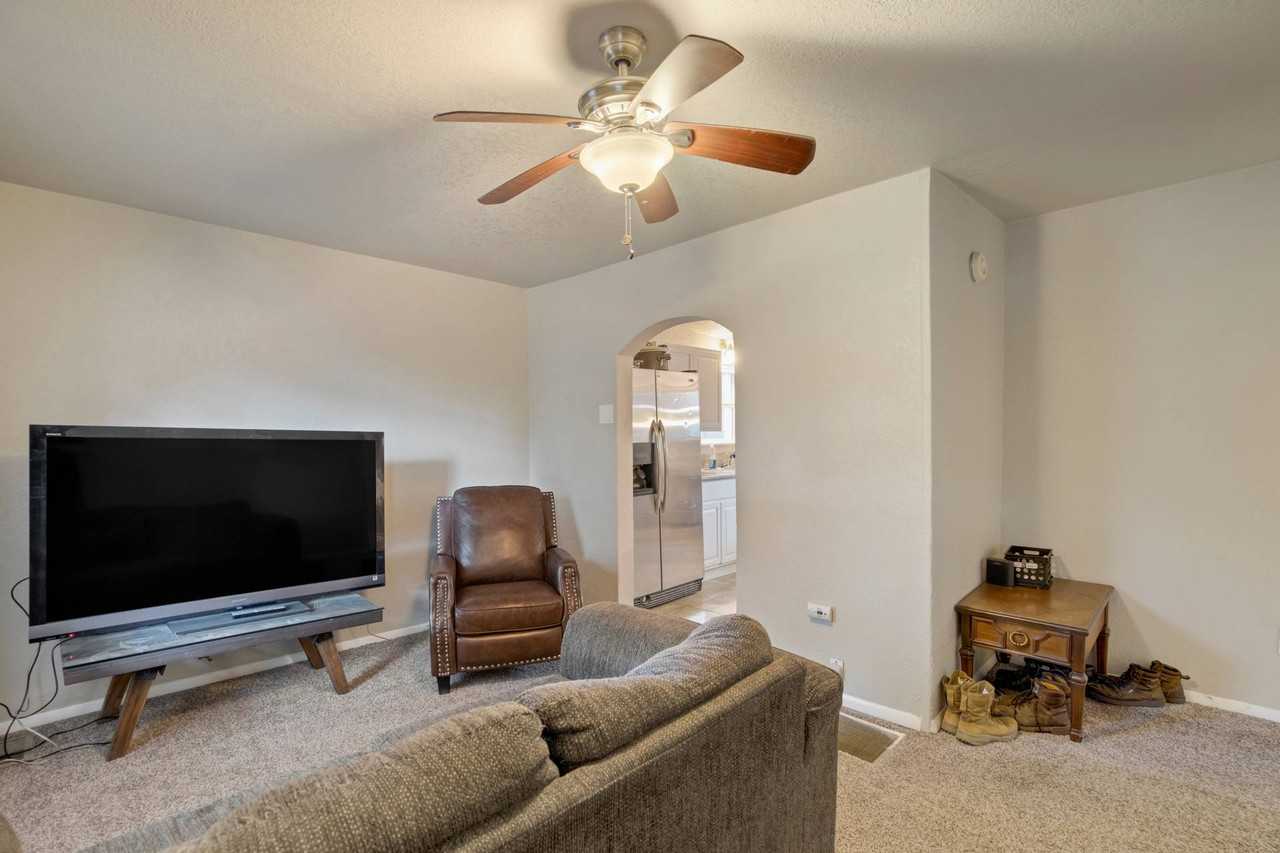 542 W Boulder St #1 - Photo 3 of 12