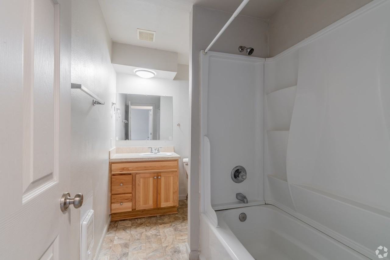 Willow Lake Apartments - Photo 5 of 17