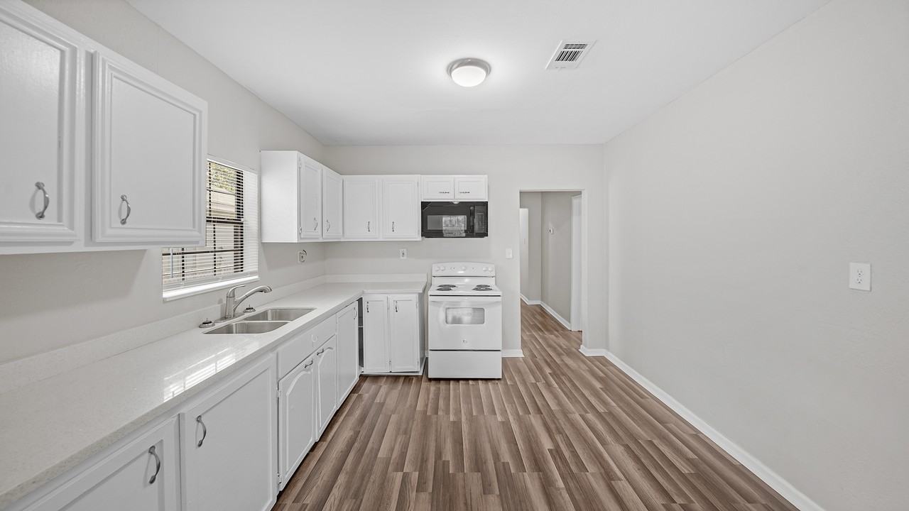 1322 Magnolia St #1 - Photo 4 of 26