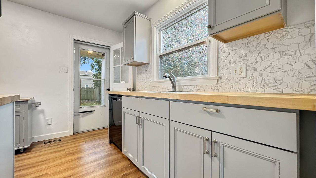 607 Lee St #1 - Photo 4 of 16