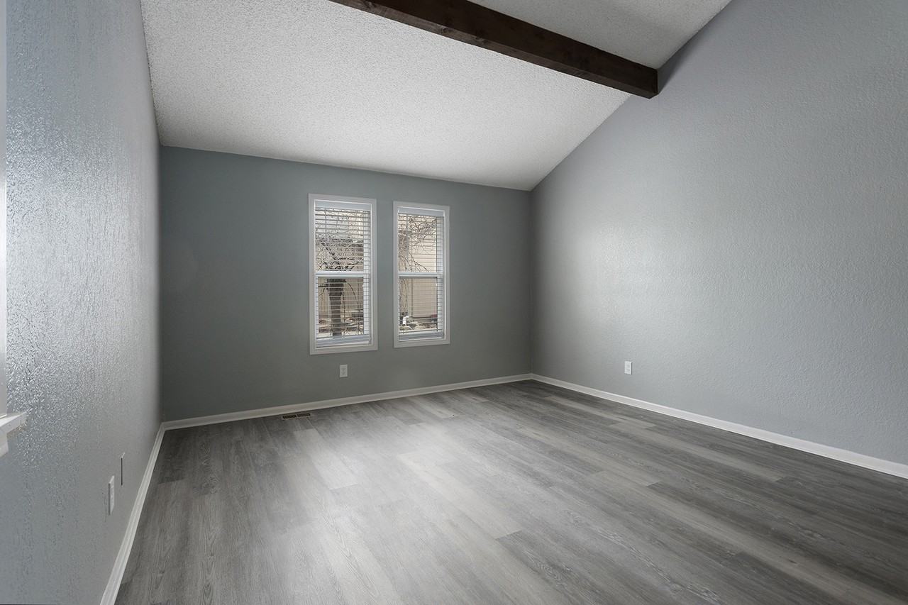 586 Nw Valleybrook Rd #1 - Photo 3 of 40