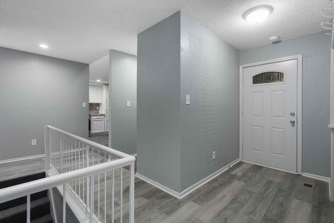 586 Nw Valleybrook Rd #1 - Photo 7 of 40