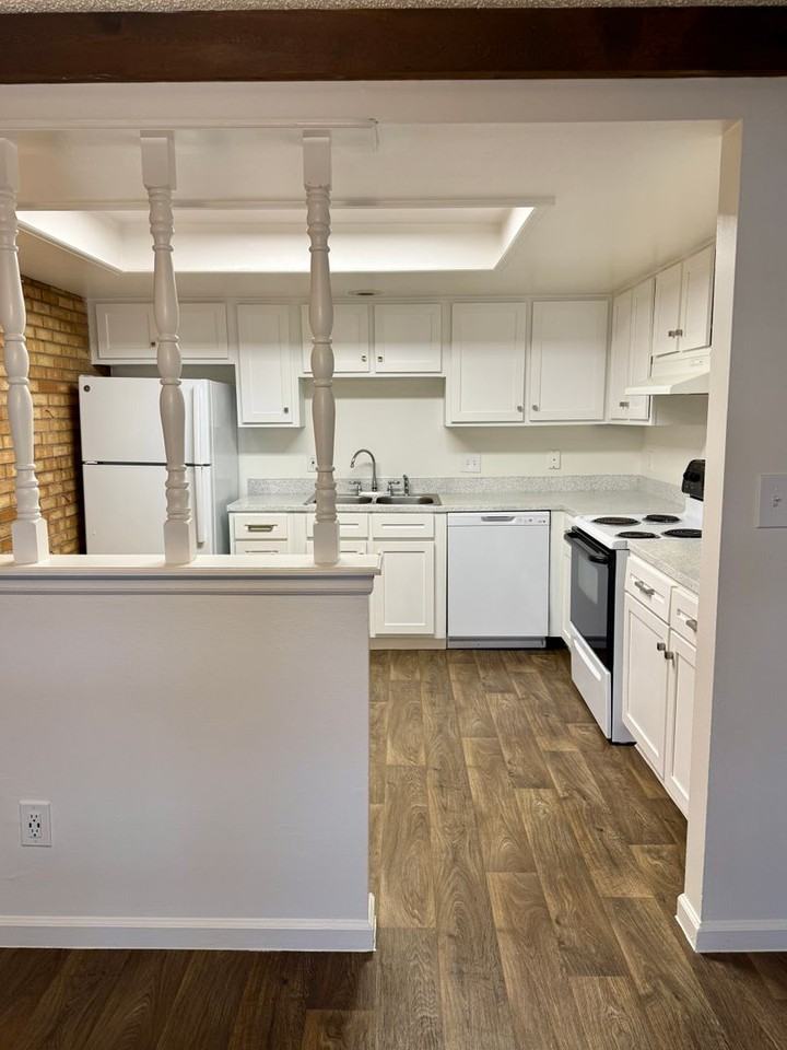Applewood Crest Townhomes & Apartments - Photo 6 of 29