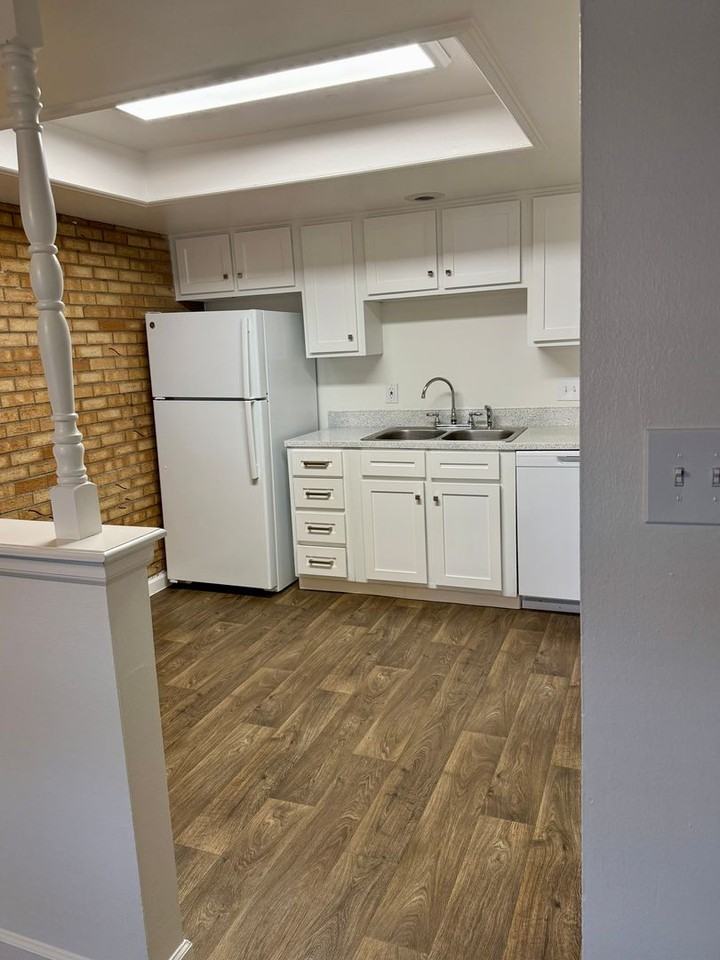 Applewood Crest Townhomes & Apartments - Photo 7 of 29