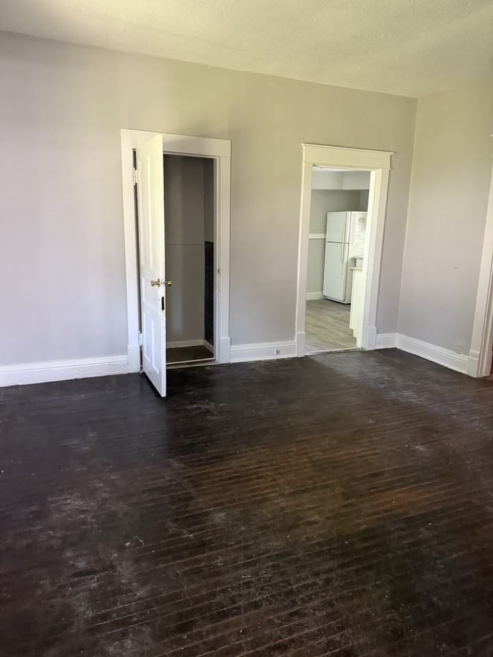 715 W Brons Ave #1 - Photo 3 of 9