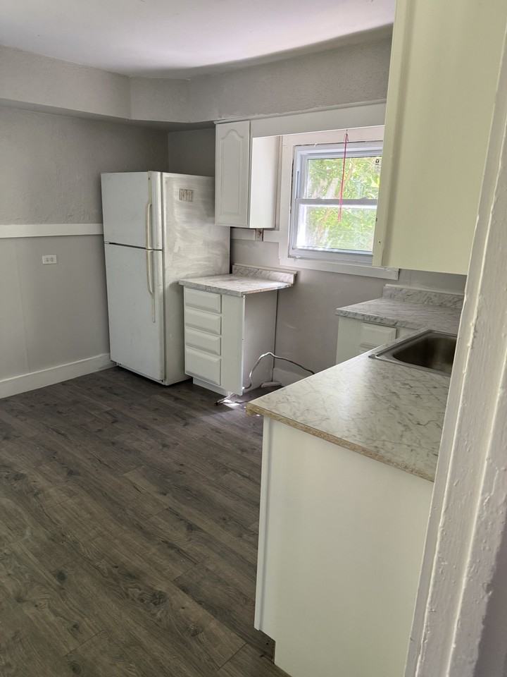 715 W Brons Ave #1 - Photo 6 of 9