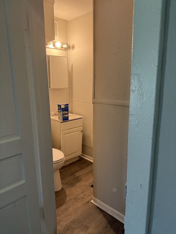715 W Brons Ave #1 - Photo 7 of 9
