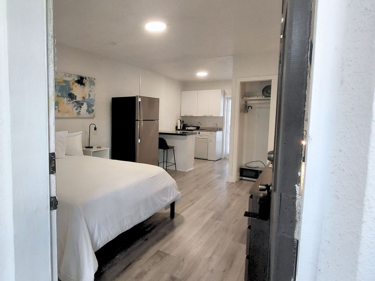 421 Sunset Dr #2 - Photo 3 of 19