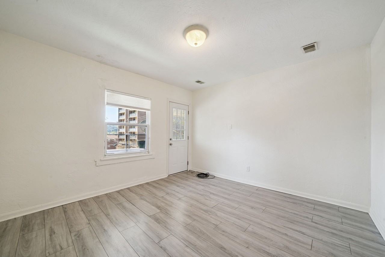 545 6th St #3 - Photo 5 of 11