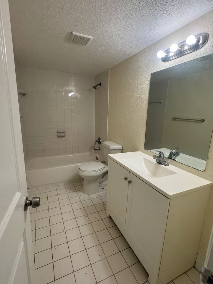 15205 15205 NE 6 AveApt D105 #D105 - Photo 7 of 13