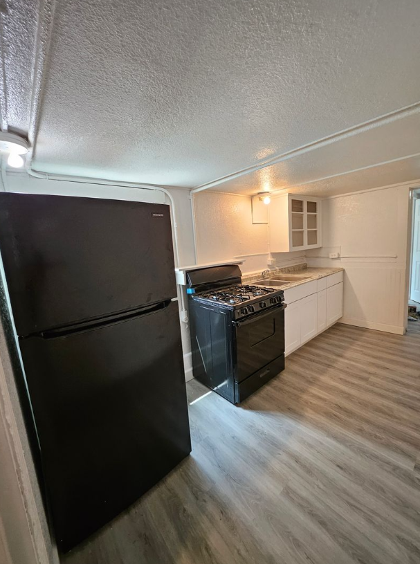 719 6th Street #4 - Photo 3 of 5