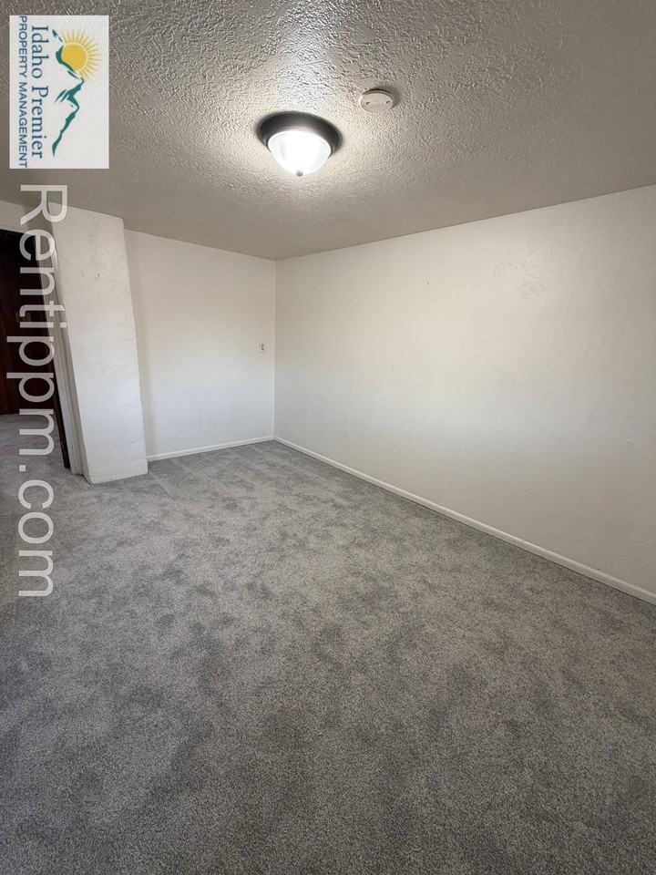 2709 West Rose Hill Street #4 - Photo 3 of 9