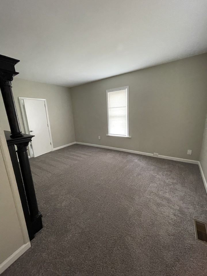 204 E Chestnut St #1 - Photo 4 of 15