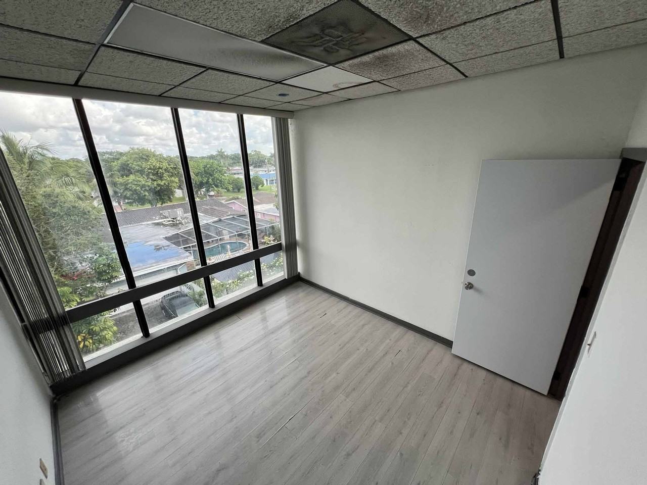 5555 Hollywood Blvd #301 - Photo 4 of 19