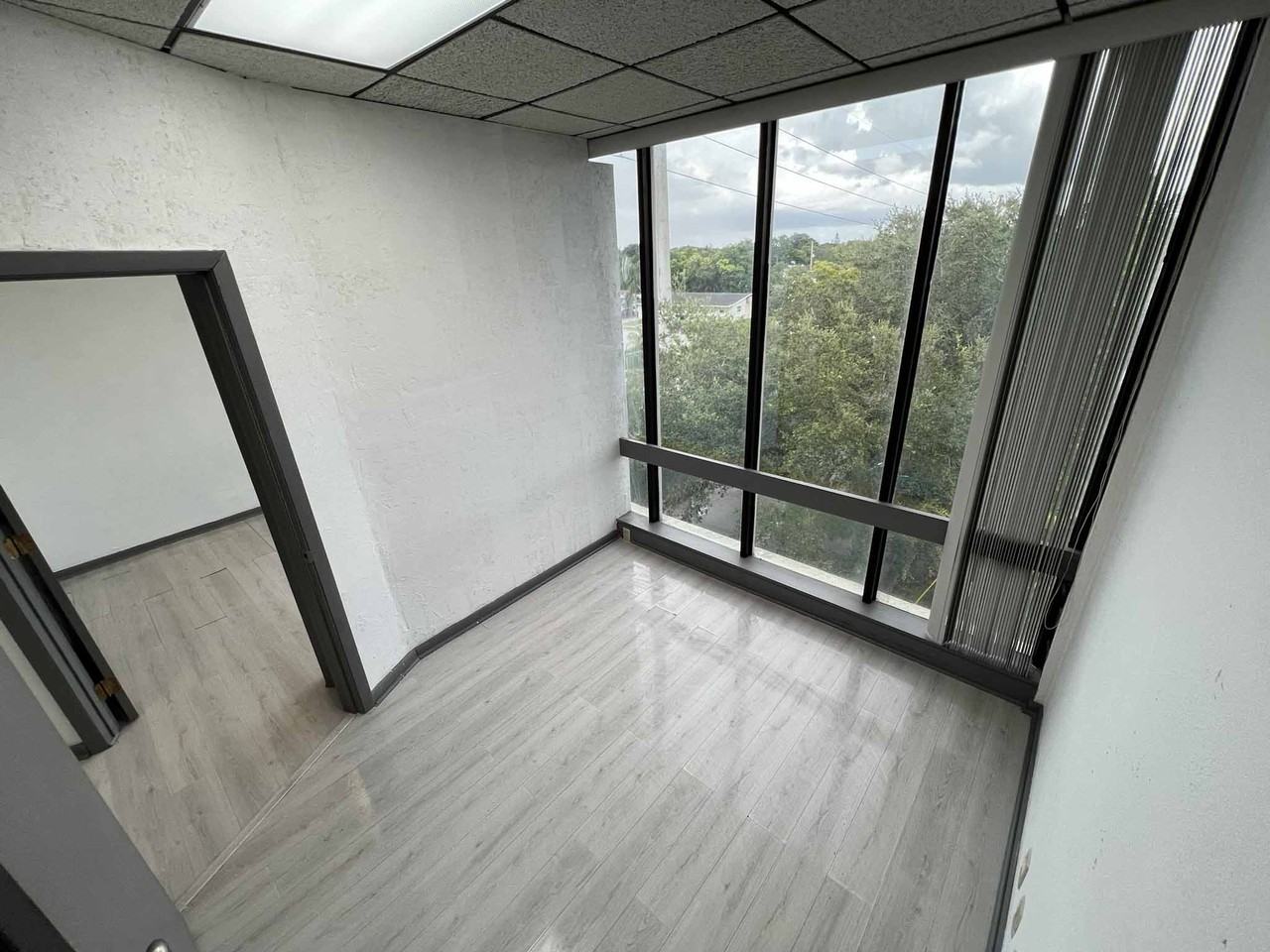 5555 Hollywood Blvd #301 - Photo 7 of 19